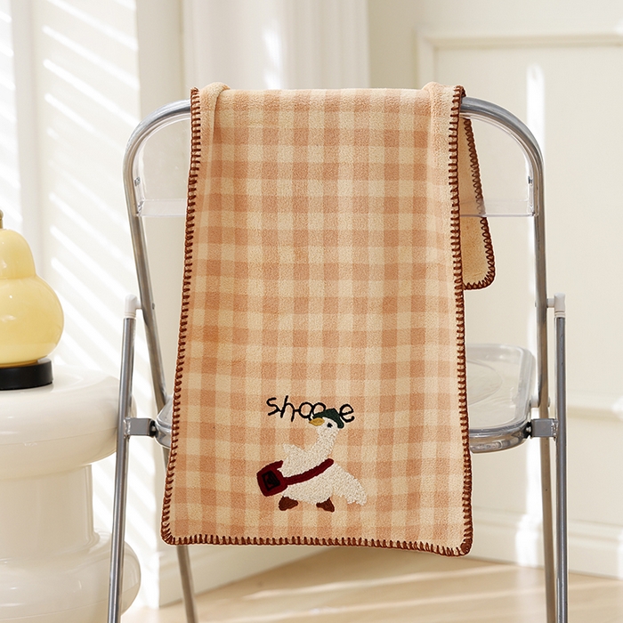 91家纺网 家纺一手货源 找家纺 （总）朴尔家纺-毛巾被 2025新款毛巾绣勾边小格快乐鸭AB版珊瑚绒速吸速干毛巾