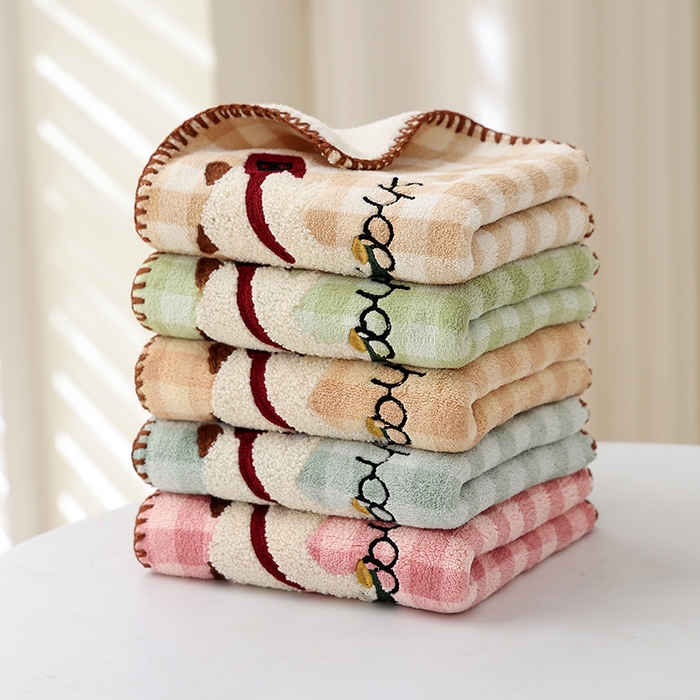 91家纺网 家纺一手货源 找家纺 朴尔家纺-毛巾被 2025新款毛巾绣勾边小格快乐鸭AB版珊瑚绒速吸速干毛巾 组合图仅供展示不可下单 35x75cm毛巾