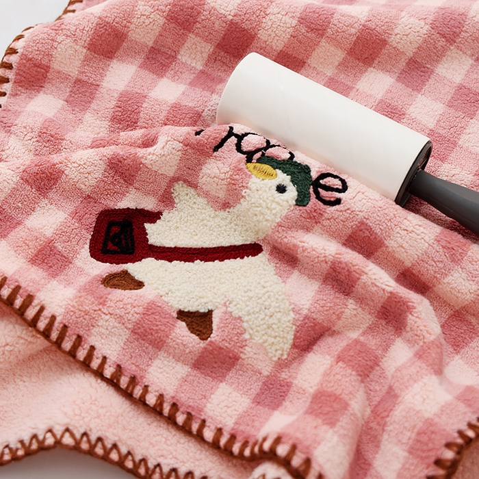 91家纺网 家纺一手货源 找家纺 朴尔家纺-毛巾被 2025新款毛巾绣勾边小格快乐鸭AB版珊瑚绒速吸速干毛巾 组合图仅供展示不可下单 35x75cm毛巾