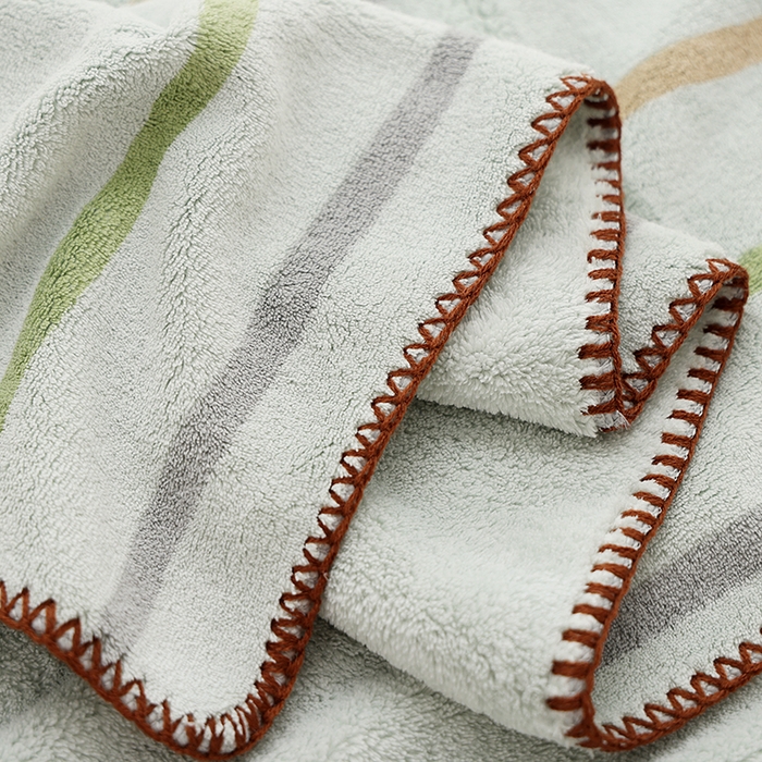 91家纺网 家纺一手货源 找家纺 朴尔家纺-毛巾被 2025新款毛巾绣勾边AB版珊瑚绒速吸速干毛巾浴巾 背带熊-蓝浴巾 35x75cm毛巾