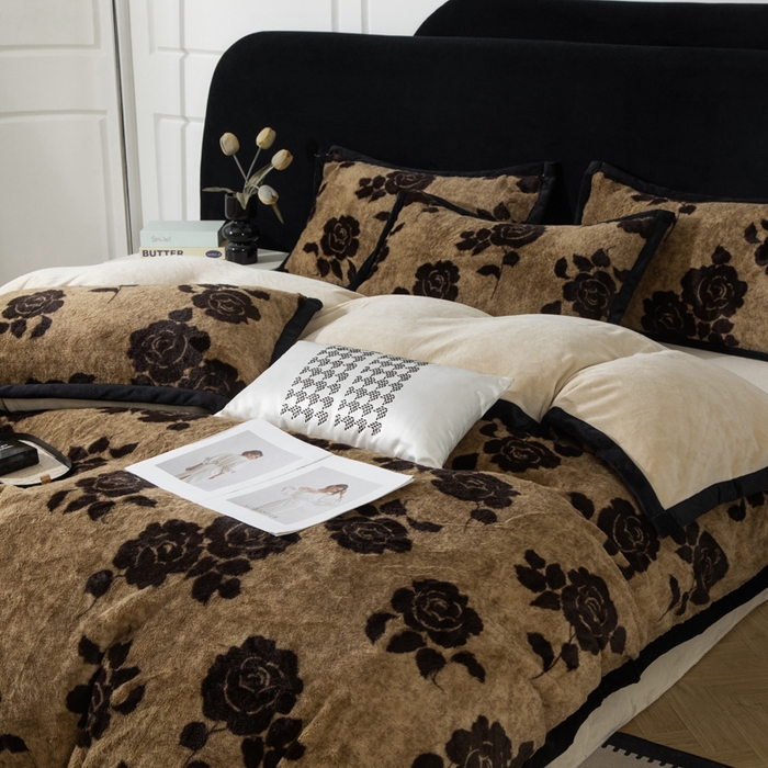 91家纺网 家纺一手货源 找家纺 库里梦家纺 2025网红直播热款10公分包边兔毛牛奶绒印花四件套-包边款 黑玫瑰-咖-包边款