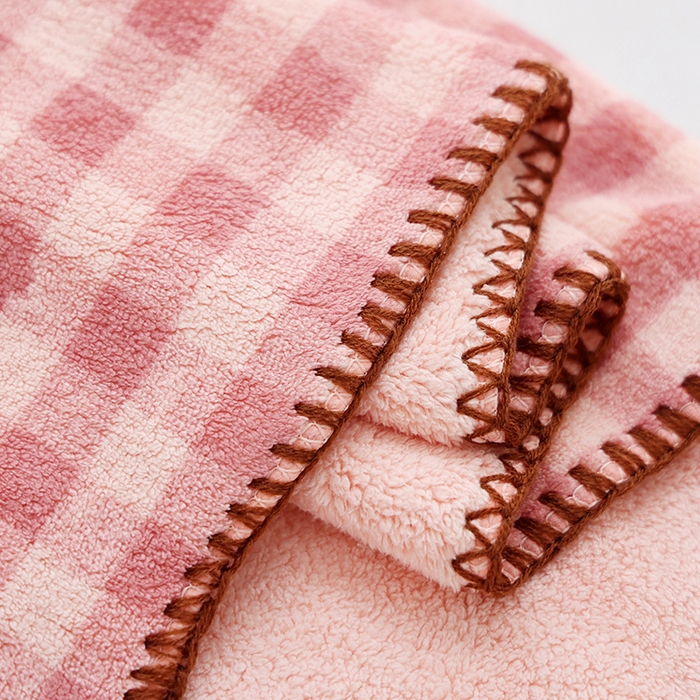 91家纺网 家纺一手货源 找家纺 朴尔家纺-毛巾被 2025新款毛巾绣勾边小格快乐鸭AB版珊瑚绒速吸速干毛巾 格子快乐鸭-粉毛巾 35x75cm毛巾