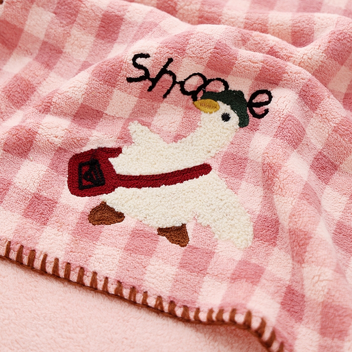 91家纺网 家纺一手货源 找家纺 朴尔家纺-毛巾被 2025新款毛巾绣勾边小格快乐鸭AB版珊瑚绒速吸速干毛巾 格子快乐鸭-粉毛巾 35x75cm毛巾