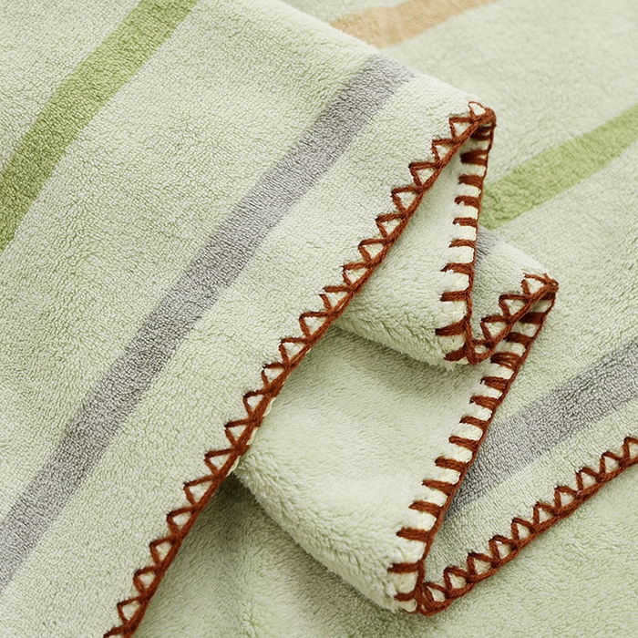 91家纺网 家纺一手货源 找家纺 朴尔家纺-毛巾被 2025新款毛巾绣勾边AB版珊瑚绒速吸速干毛巾浴巾 背带熊-绿浴巾 35x75cm毛巾