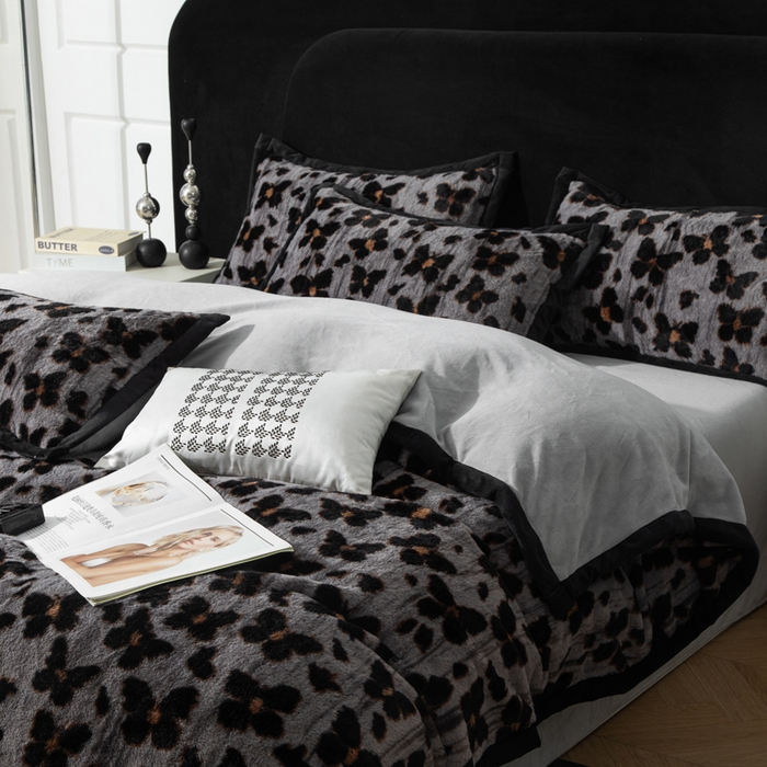 91家纺网 家纺一手货源 找家纺 库里梦家纺 2025网红直播热款10公分包边兔毛牛奶绒印花四件套-包边款 蝴蝶梦-灰-包边款