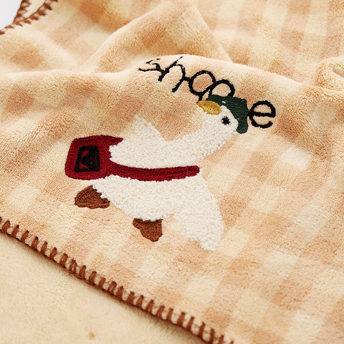 91家纺网 家纺一手货源 找家纺 朴尔家纺-毛巾被 2025新款毛巾绣勾边小格快乐鸭AB版珊瑚绒速吸速干毛巾 格子快乐鸭-咖毛巾 35x75cm毛巾