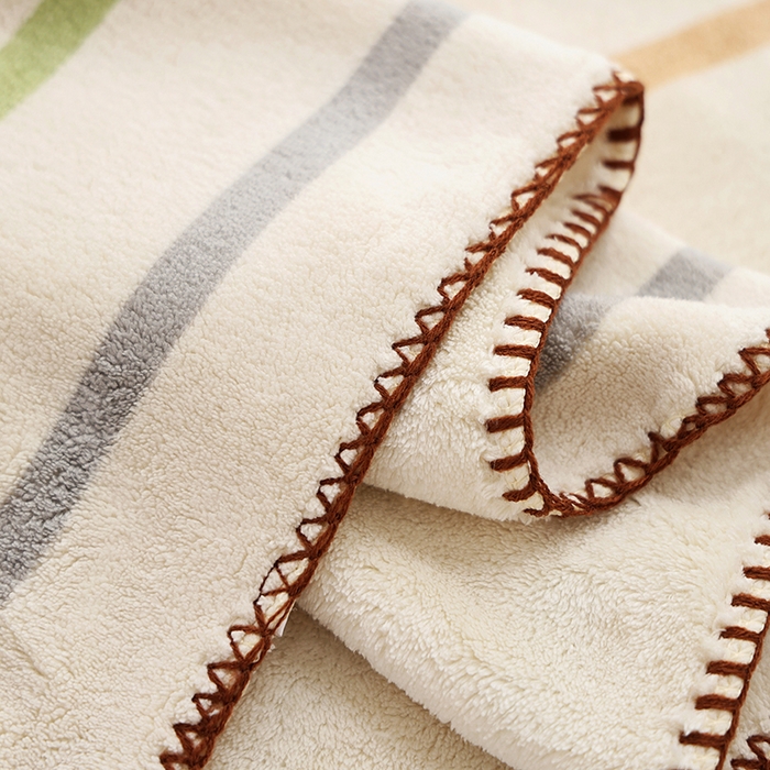 91家纺网 家纺一手货源 找家纺 朴尔家纺-毛巾被 2025新款毛巾绣勾边AB版珊瑚绒速吸速干毛巾浴巾 背带熊-米白浴巾 35x75cm毛巾