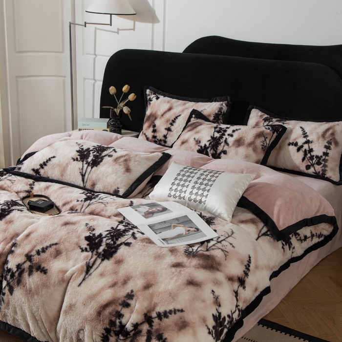 91家纺网 家纺一手货源 找家纺 库里梦家纺 2025网红直播热款10公分包边兔毛牛奶绒印花四件套-包边款 诛仙草-粉-包边款