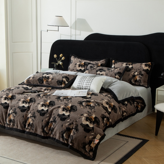 91家纺网 家纺一手货源 找家纺 库里梦家纺 2025网红直播热款10公分包边兔毛牛奶绒印花四件套-包边款 百合-卡其-包边款