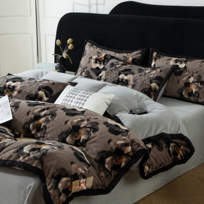 91家纺网 家纺一手货源 找家纺 库里梦家纺 2025网红直播热款10公分包边兔毛牛奶绒印花四件套-包边款 百合-卡其-包边款