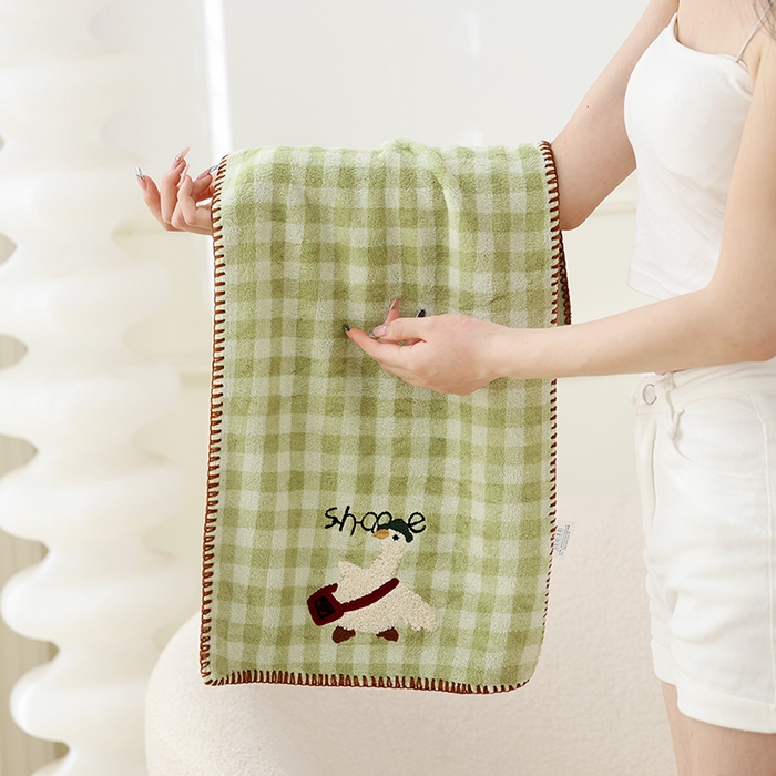 91家纺网 家纺一手货源 找家纺 朴尔家纺-毛巾被 2025新款毛巾绣勾边小格快乐鸭AB版珊瑚绒速吸速干毛巾 格子快乐鸭-青绿毛巾 35x75cm毛巾