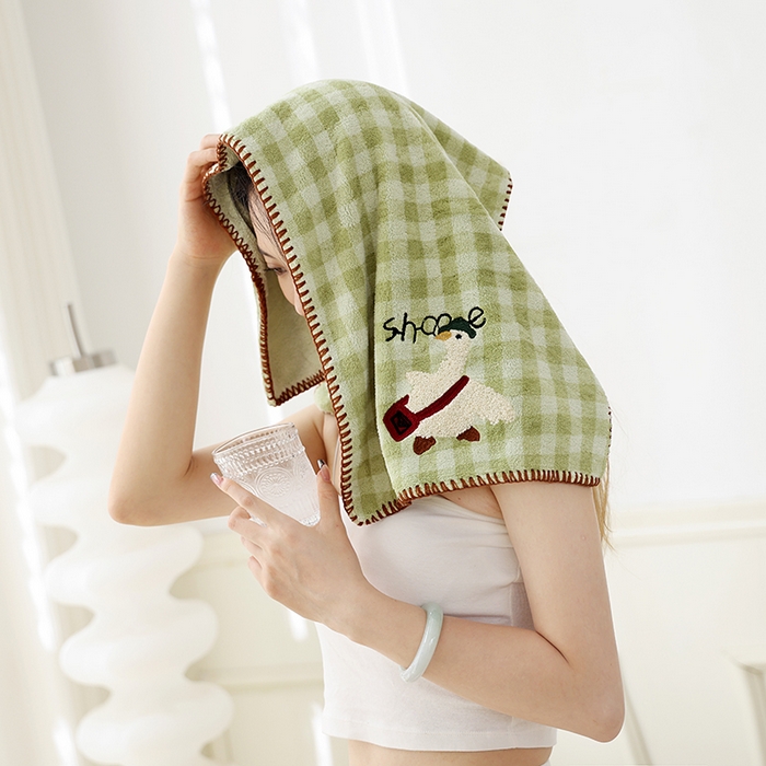 91家纺网 家纺一手货源 找家纺 朴尔家纺-毛巾被 2025新款毛巾绣勾边小格快乐鸭AB版珊瑚绒速吸速干毛巾 格子快乐鸭-青绿毛巾 35x75cm毛巾