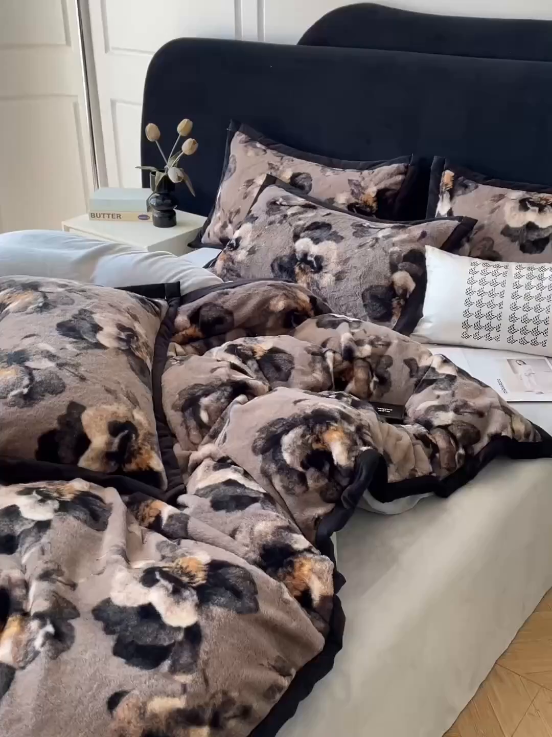 91家纺网 家纺一手货源 找家纺 库里梦家纺 2025网红直播热款10公分包边兔毛牛奶绒印花四件套-包边款 百合-卡其-包边款