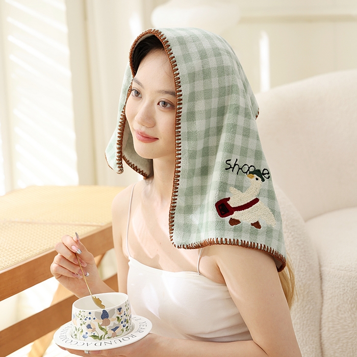 91家纺网 家纺一手货源 找家纺 朴尔家纺-毛巾被 2025新款毛巾绣勾边小格快乐鸭AB版珊瑚绒速吸速干毛巾 格子快乐鸭-深绿毛巾 35x75cm毛巾