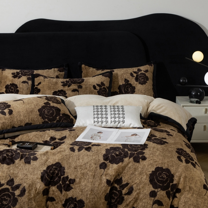 91家纺网 家纺一手货源 找家纺 库里梦家纺 2025网红直播热款10公分包边兔毛牛奶绒印花四件套-包边款 黑玫瑰-咖-包边款