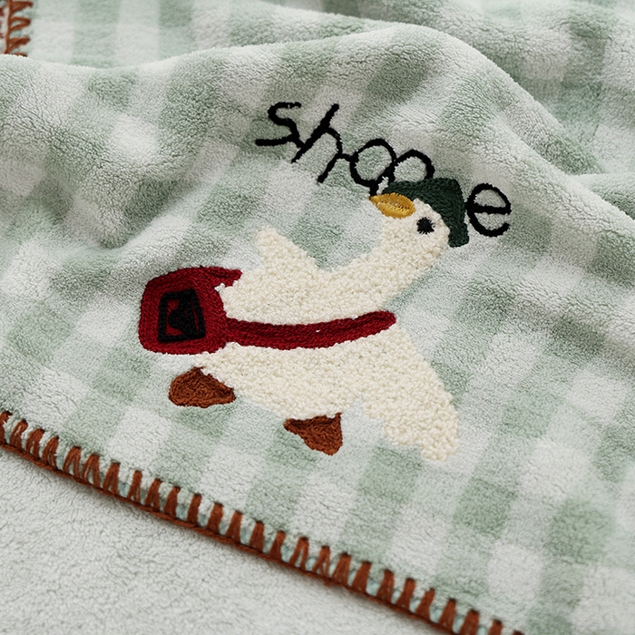 91家纺网 家纺一手货源 找家纺 朴尔家纺-毛巾被 2025新款毛巾绣勾边小格快乐鸭AB版珊瑚绒速吸速干毛巾 格子快乐鸭-深绿毛巾 35x75cm毛巾