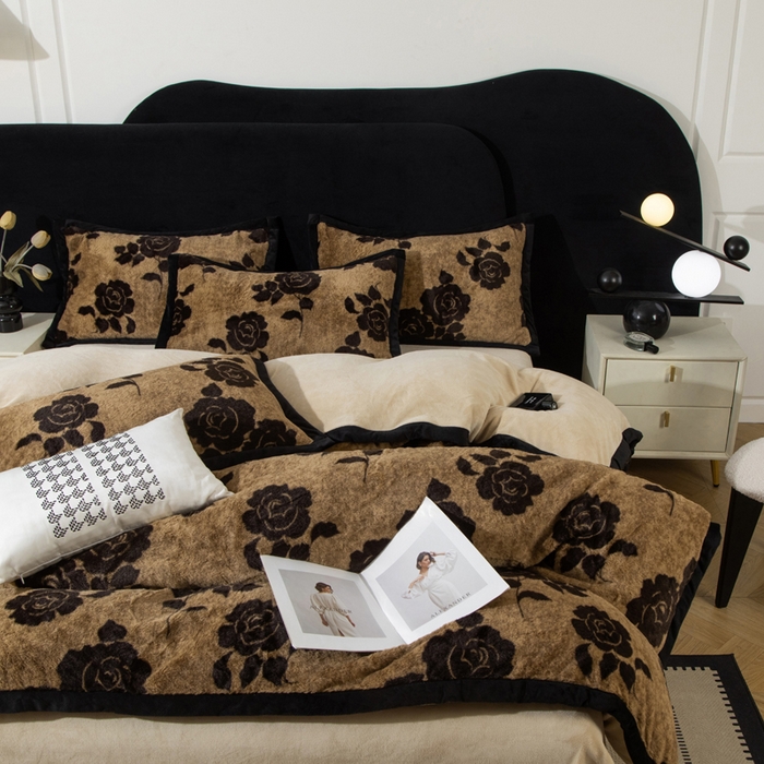 91家纺网 家纺一手货源 找家纺 库里梦家纺 2025网红直播热款10公分包边兔毛牛奶绒印花四件套-包边款 黑玫瑰-咖-包边款