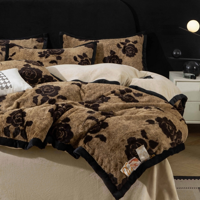 91家纺网 家纺一手货源 找家纺 库里梦家纺 2025网红直播热款10公分包边兔毛牛奶绒印花四件套-包边款 黑玫瑰-咖-包边款