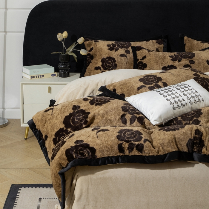 91家纺网 家纺一手货源 找家纺 库里梦家纺 2025网红直播热款10公分包边兔毛牛奶绒印花四件套-包边款 黑玫瑰-咖-包边款