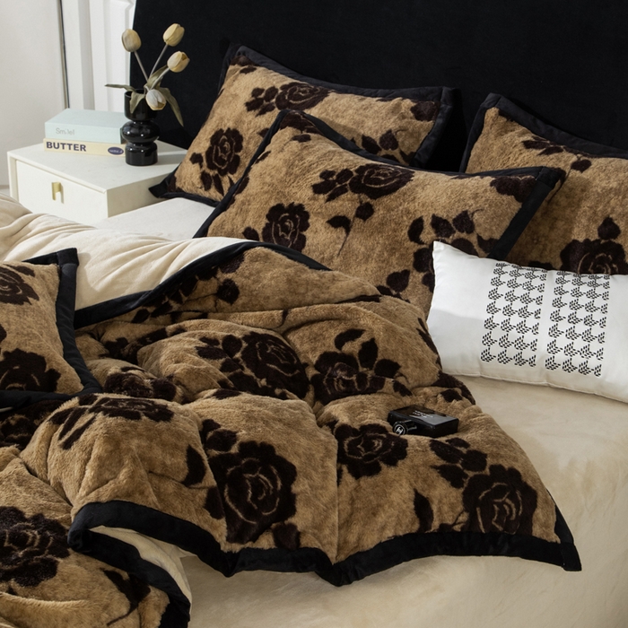 91家纺网 家纺一手货源 找家纺 库里梦家纺 2025网红直播热款10公分包边兔毛牛奶绒印花四件套-包边款 黑玫瑰-咖-包边款