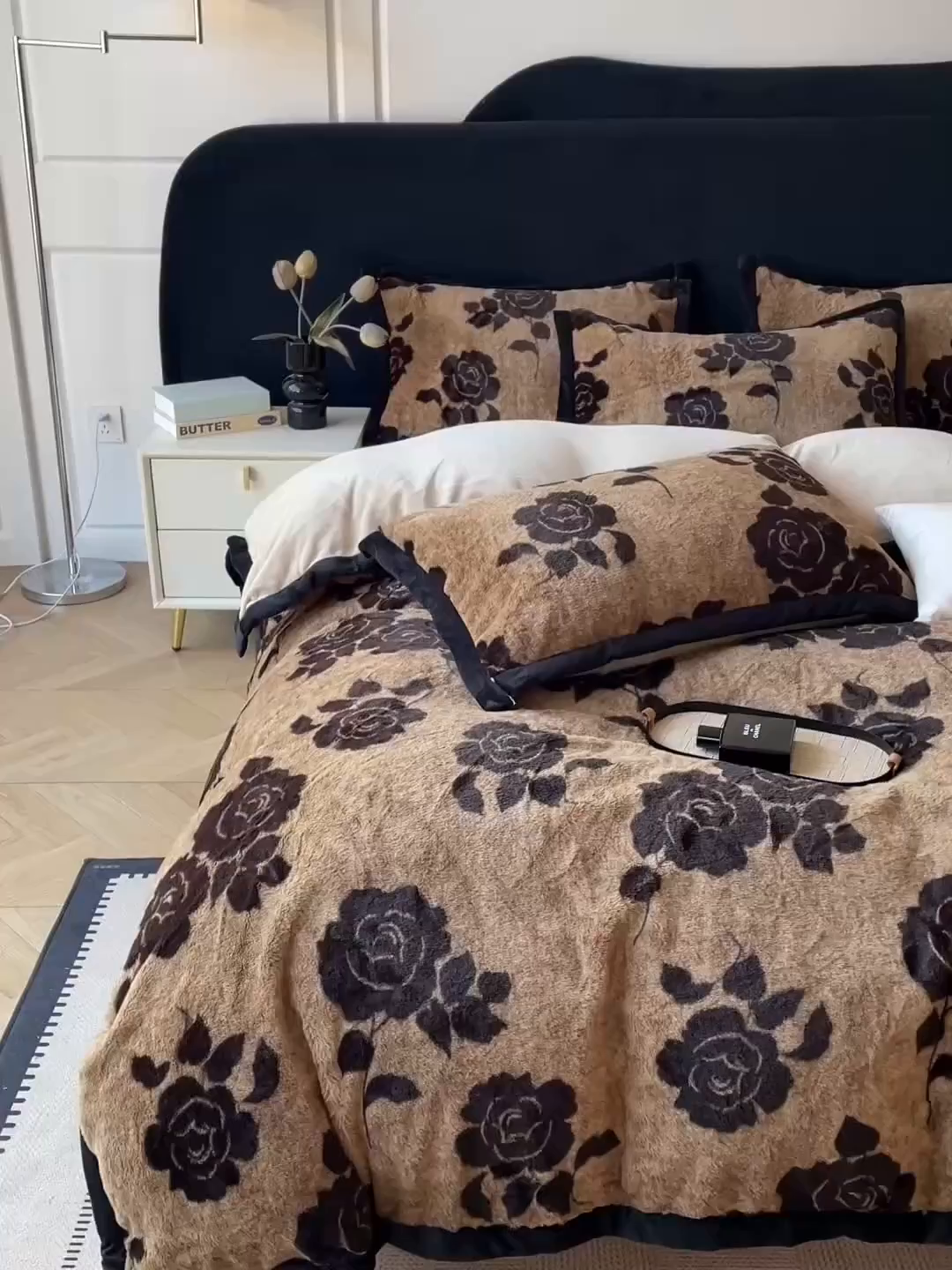 91家纺网 家纺一手货源 找家纺 库里梦家纺 2025网红直播热款10公分包边兔毛牛奶绒印花四件套-包边款 黑玫瑰-咖-包边款