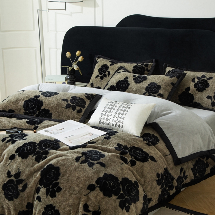 库里梦家纺 2025网红直播热款10公分包边兔毛牛奶绒印花四件套-包边款 黑玫瑰-卡其-包边款