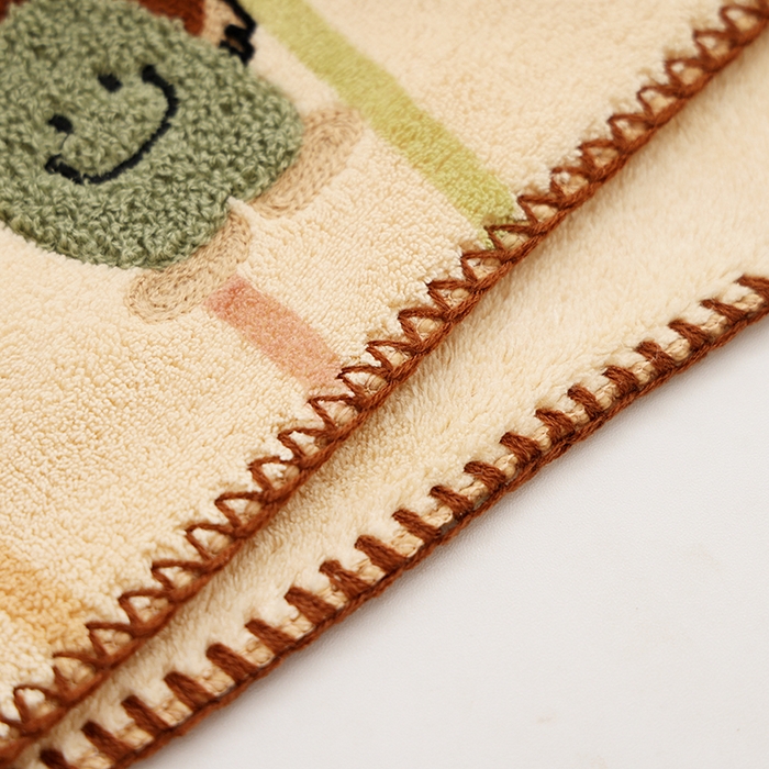91家纺网 家纺一手货源 找家纺 朴尔家纺-毛巾被 2025新款毛巾绣勾边AB版珊瑚绒速吸速干毛巾浴巾 背带熊-咖毛巾 70x140cm浴巾