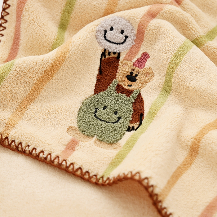 91家纺网 家纺一手货源 找家纺 朴尔家纺-毛巾被 2025新款毛巾绣勾边AB版珊瑚绒速吸速干毛巾浴巾 背带熊-咖毛巾 70x140cm浴巾