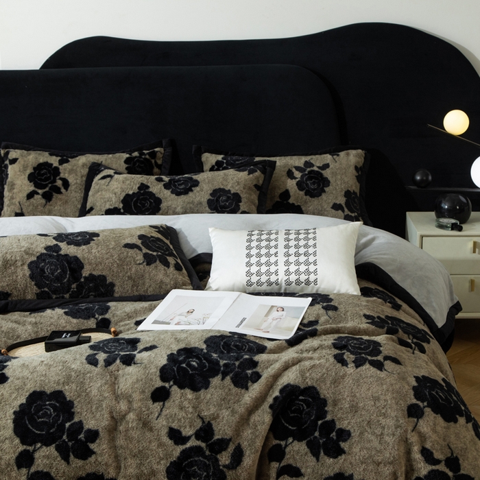 91家纺网 家纺一手货源 找家纺 库里梦家纺 2025网红直播热款10公分包边兔毛牛奶绒印花四件套-包边款 黑玫瑰-卡其-包边款
