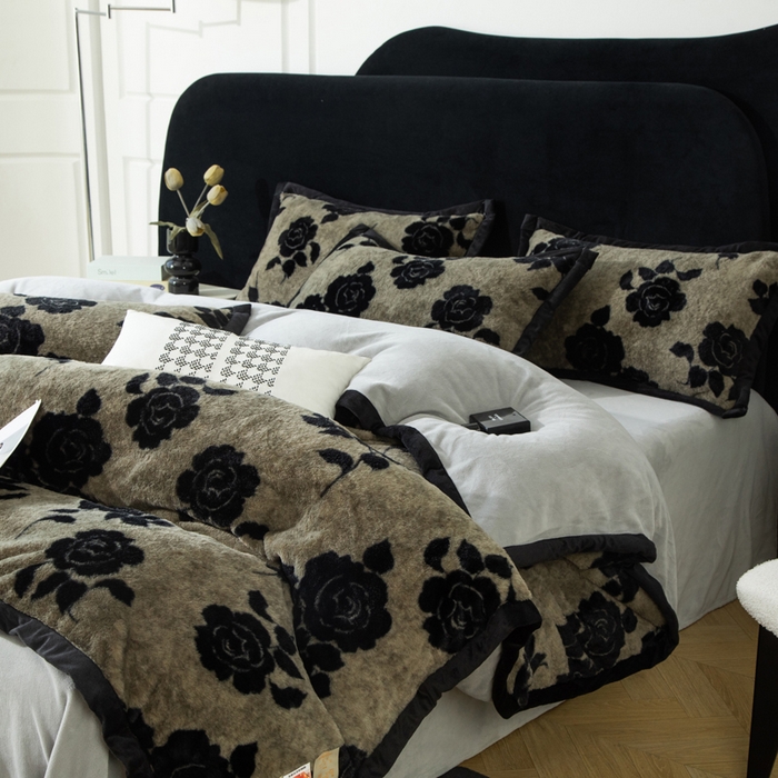 91家纺网 家纺一手货源 找家纺 库里梦家纺 2025网红直播热款10公分包边兔毛牛奶绒印花四件套-包边款 黑玫瑰-卡其-包边款