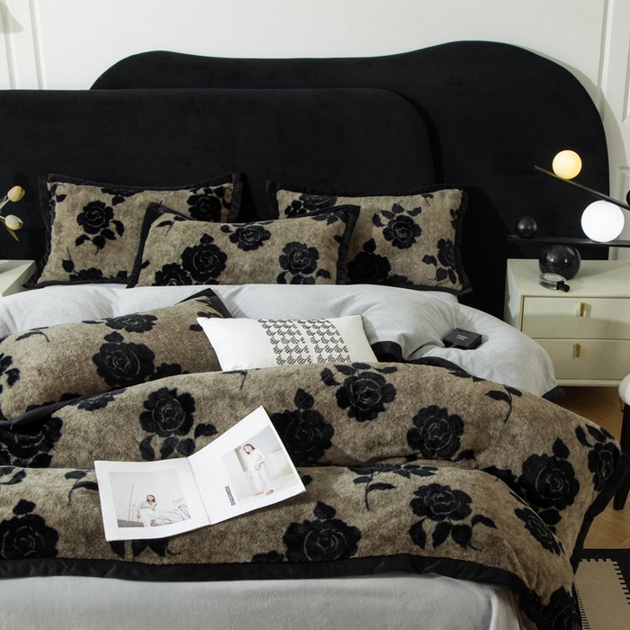 91家纺网 家纺一手货源 找家纺 库里梦家纺 2025网红直播热款10公分包边兔毛牛奶绒印花四件套-包边款 黑玫瑰-卡其-包边款