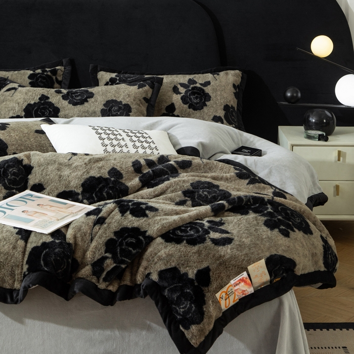 91家纺网 家纺一手货源 找家纺 库里梦家纺 2025网红直播热款10公分包边兔毛牛奶绒印花四件套-包边款 黑玫瑰-卡其-包边款