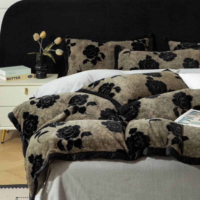 91家纺网 家纺一手货源 找家纺 库里梦家纺 2025网红直播热款10公分包边兔毛牛奶绒印花四件套-包边款 黑玫瑰-卡其-包边款