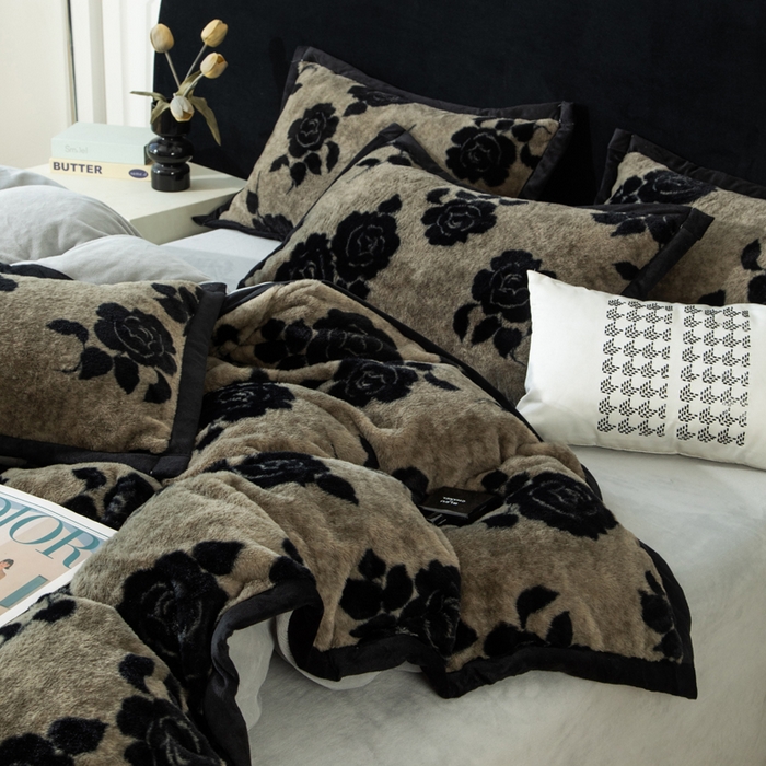 91家纺网 家纺一手货源 找家纺 库里梦家纺 2025网红直播热款10公分包边兔毛牛奶绒印花四件套-包边款 黑玫瑰-卡其-包边款