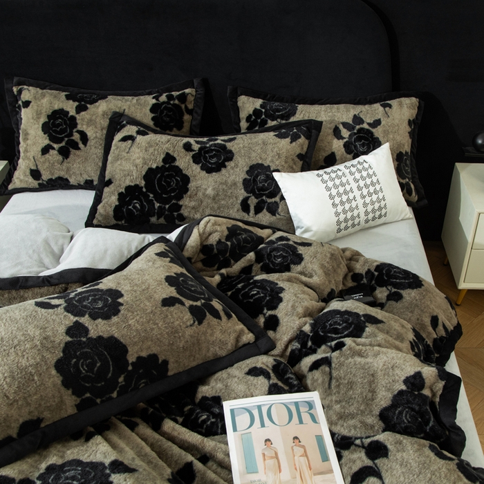 91家纺网 家纺一手货源 找家纺 库里梦家纺 2025网红直播热款10公分包边兔毛牛奶绒印花四件套-包边款 黑玫瑰-卡其-包边款