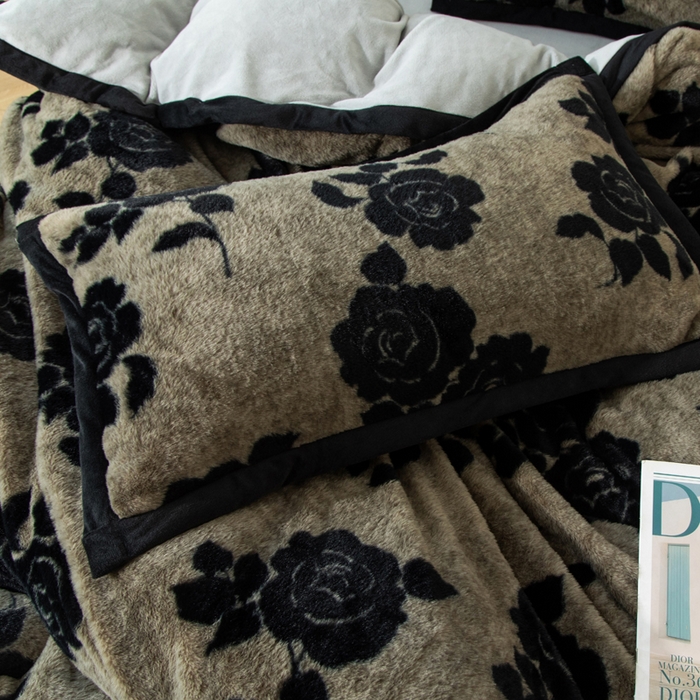 91家纺网 家纺一手货源 找家纺 库里梦家纺 2025网红直播热款10公分包边兔毛牛奶绒印花四件套-包边款 黑玫瑰-卡其-包边款