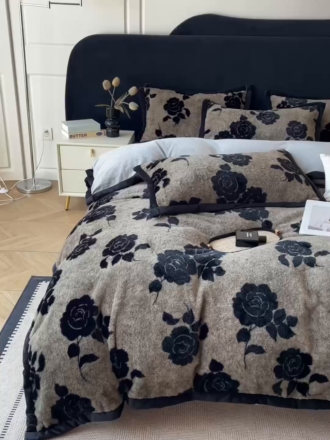 91家纺网 家纺一手货源 找家纺 库里梦家纺 2025网红直播热款10公分包边兔毛牛奶绒印花四件套-包边款 黑玫瑰-卡其-包边款