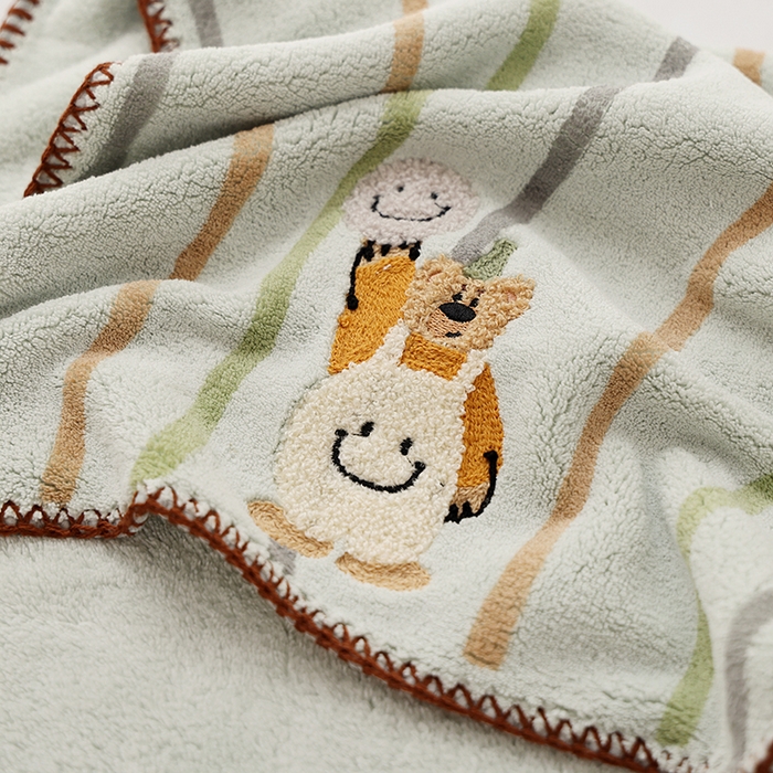 91家纺网 家纺一手货源 找家纺 朴尔家纺-毛巾被 2025新款毛巾绣勾边AB版珊瑚绒速吸速干毛巾浴巾 背带熊-蓝毛巾 70x140cm浴巾
