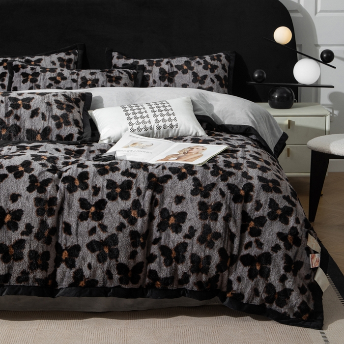 91家纺网 家纺一手货源 找家纺 库里梦家纺 2025网红直播热款10公分包边兔毛牛奶绒印花四件套-包边款 蝴蝶梦-灰-包边款