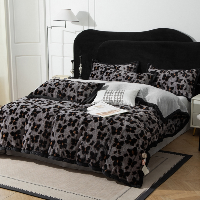 91家纺网 家纺一手货源 找家纺 库里梦家纺 2025网红直播热款10公分包边兔毛牛奶绒印花四件套-包边款 蝴蝶梦-灰-包边款