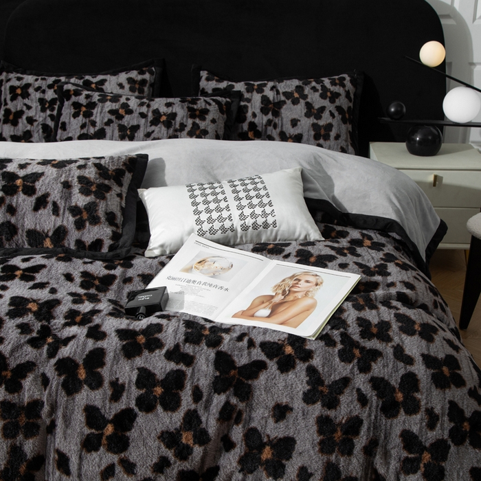 91家纺网 家纺一手货源 找家纺 库里梦家纺 2025网红直播热款10公分包边兔毛牛奶绒印花四件套-包边款 蝴蝶梦-灰-包边款