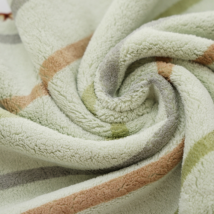 91家纺网 家纺一手货源 找家纺 朴尔家纺-毛巾被 2025新款毛巾绣勾边AB版珊瑚绒速吸速干毛巾浴巾 背带熊-绿毛巾 70x140cm浴巾