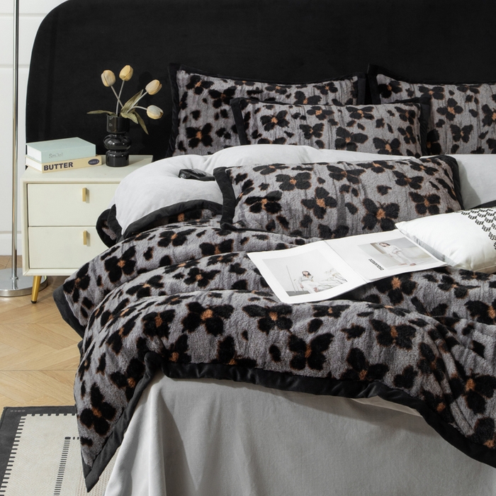 91家纺网 家纺一手货源 找家纺 库里梦家纺 2025网红直播热款10公分包边兔毛牛奶绒印花四件套-包边款 蝴蝶梦-灰-包边款