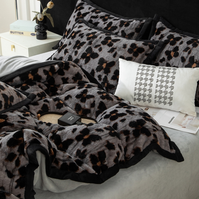 91家纺网 家纺一手货源 找家纺 库里梦家纺 2025网红直播热款10公分包边兔毛牛奶绒印花四件套-包边款 蝴蝶梦-灰-包边款