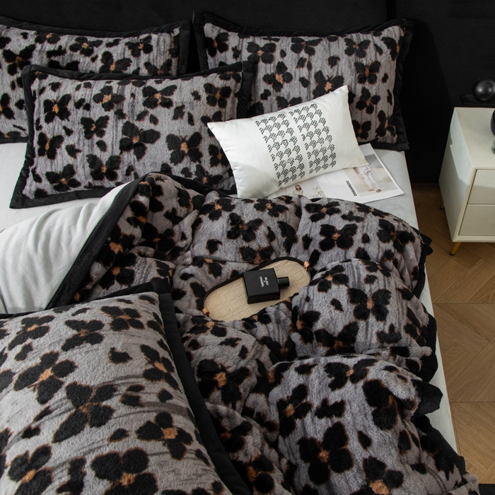 91家纺网 家纺一手货源 找家纺 库里梦家纺 2025网红直播热款10公分包边兔毛牛奶绒印花四件套-包边款 蝴蝶梦-灰-包边款