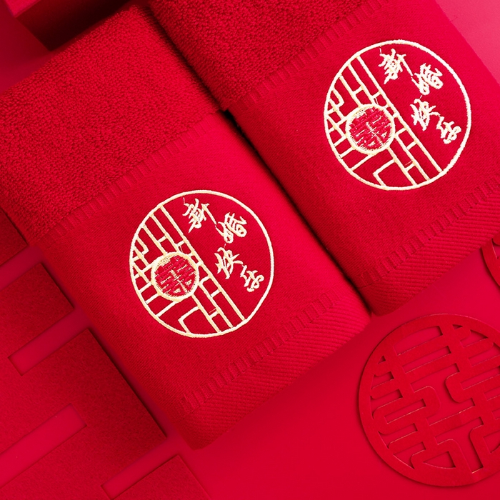 91家纺网 家纺一手货源 找家纺 （总）朴尔家纺-毛巾被 2025新款全棉纯棉红色系喜庆婚庆伴手礼新婚回礼绣花毛巾-场景一