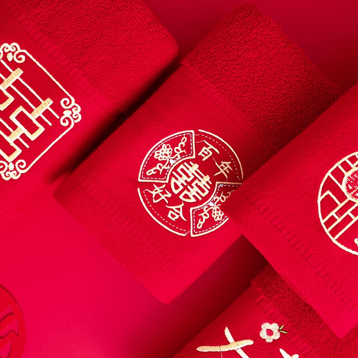 91家纺网 家纺一手货源 找家纺 （总）朴尔家纺-毛巾被 2025新款全棉纯棉红色系喜庆婚庆伴手礼新婚回礼绣花毛巾-场景一