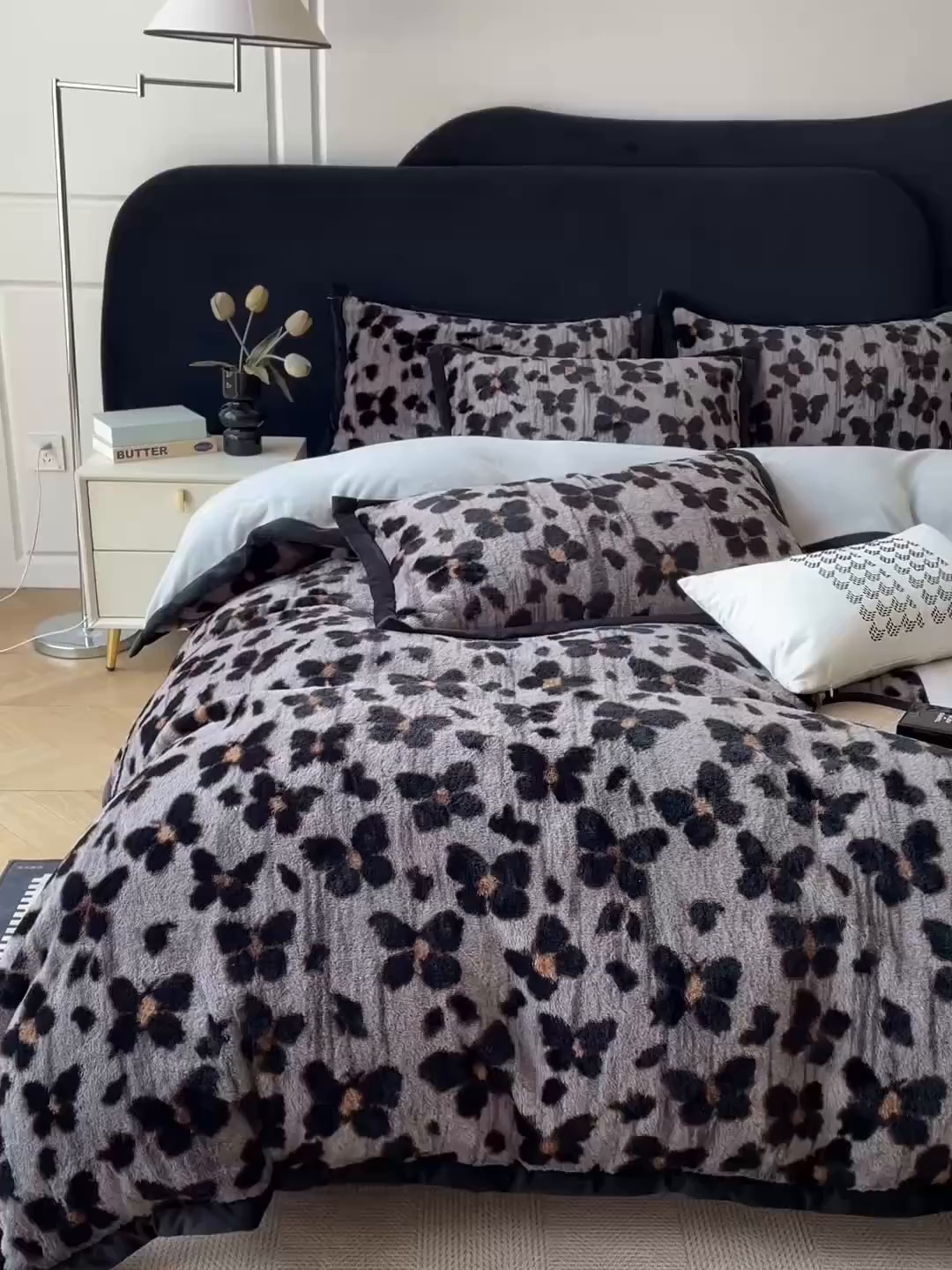 91家纺网 家纺一手货源 找家纺 库里梦家纺 2025网红直播热款10公分包边兔毛牛奶绒印花四件套-包边款 蝴蝶梦-灰-包边款