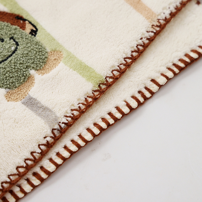 91家纺网 家纺一手货源 找家纺 朴尔家纺-毛巾被 2025新款毛巾绣勾边AB版珊瑚绒速吸速干毛巾浴巾 背带熊-米白毛巾 70x140cm浴巾