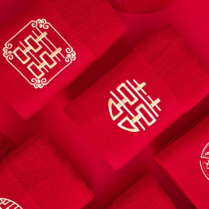 91家纺网 家纺一手货源 找家纺 朴尔家纺-毛巾被 2025新款全棉纯棉红色系喜庆婚庆伴手礼新婚回礼绣花毛巾-场景一 组合图仅供展示不可下单 35x75cm毛巾